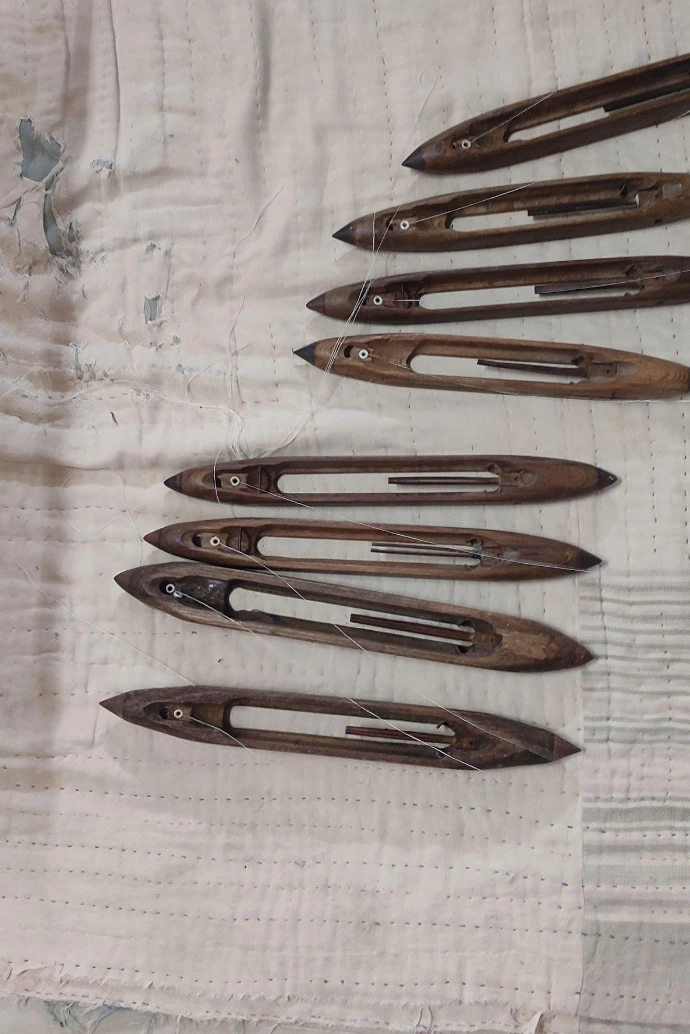 Handweaving shuttles traveling in India A.PUUR.A