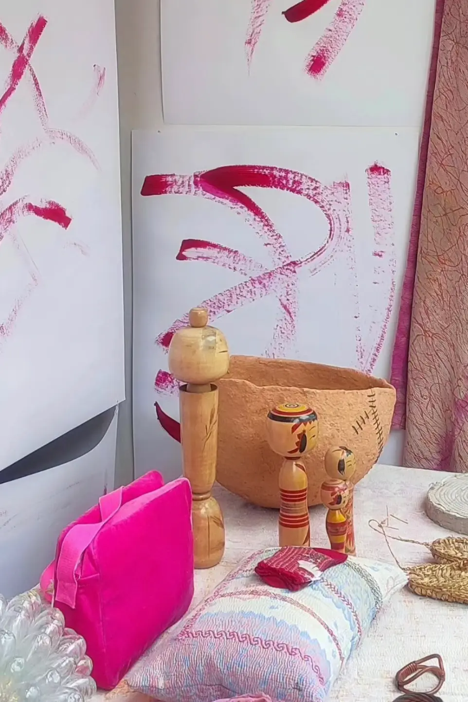 Interior styling A.PUUR.A Pink interior styling A.PUUR.A window cushion kokeshi dolls